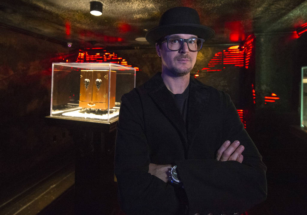 El cazador de fantasmas Zak Bagans posa con su Dybbuk Box, conocida como el objeto más maldito ...