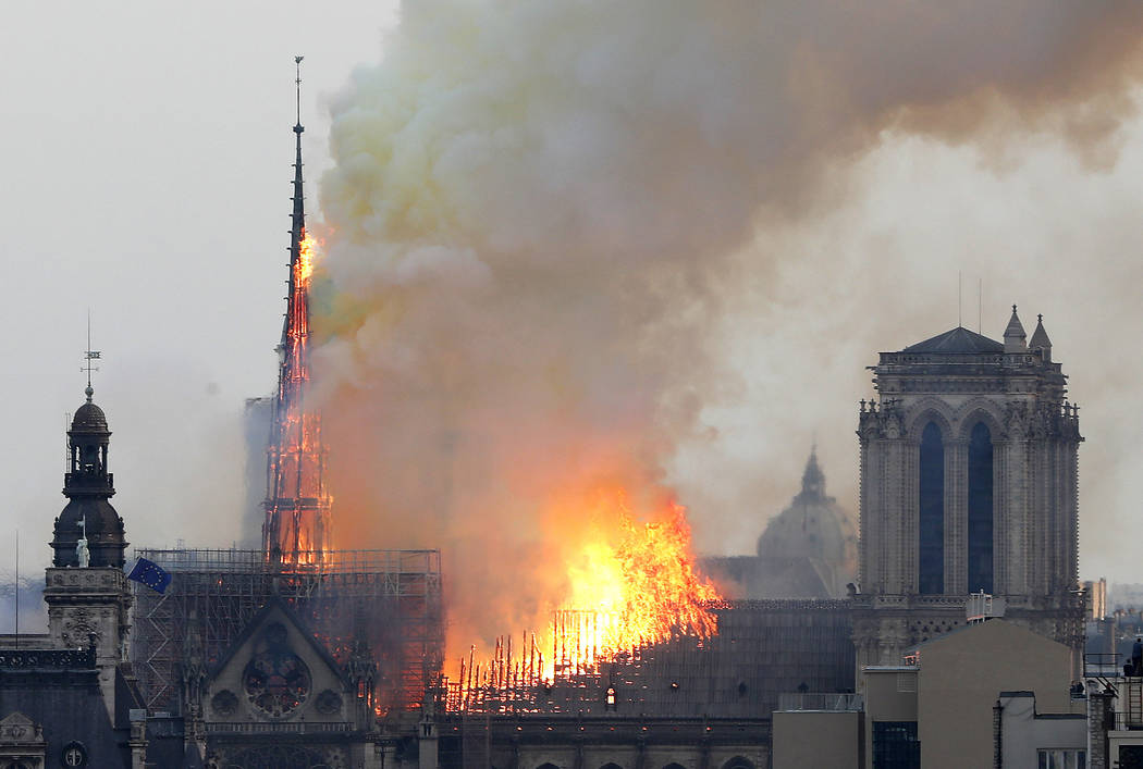 Las llamas se elevan desde la catedral de Notre Dame mientras arde en París, el lunes 15 de ab ...