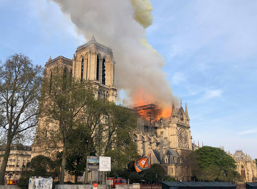 Las llamas se elevan desde la catedral de Notre Dame mientras arde en París, el lunes 15 de ab ...
