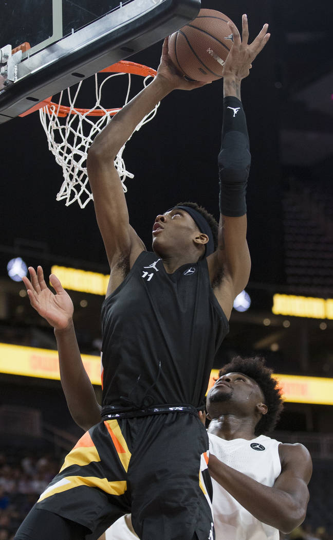 Alonzo Gaffney (11) drives past Isaiah Stewart (33) in the first half during the Jordan Brand C ...