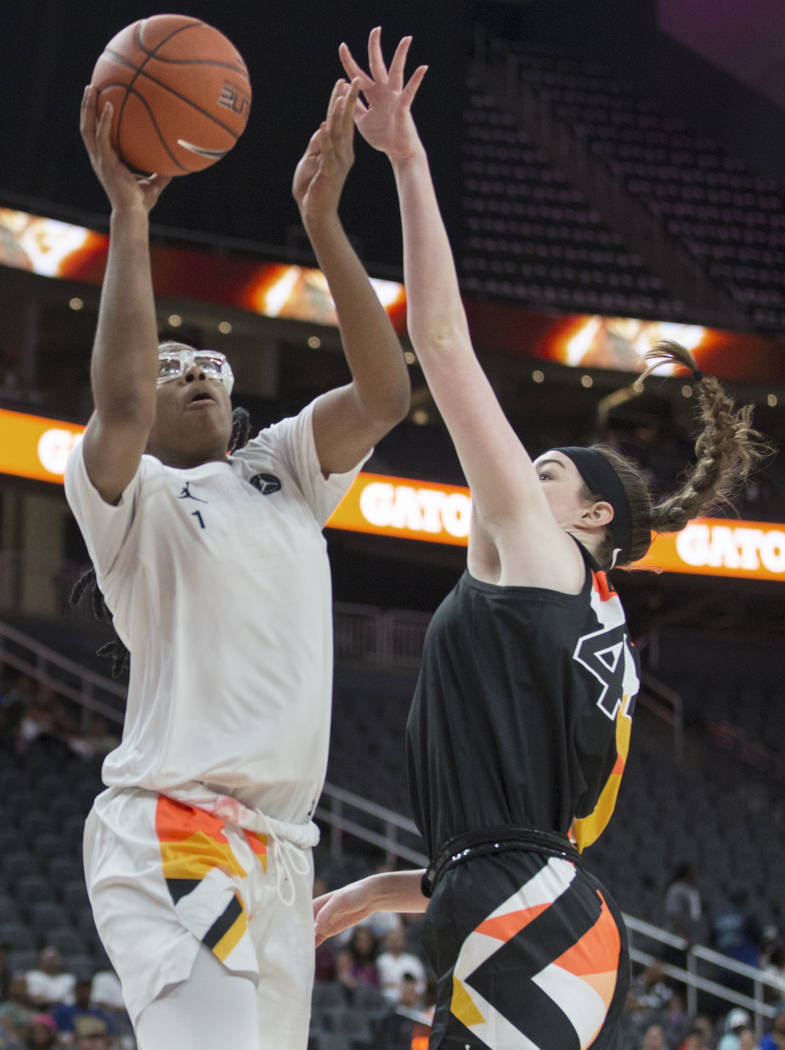 Francesca Belibi (1) drives past Kennedy Brown (44) in the fourth quarter during the Jordan Bra ...