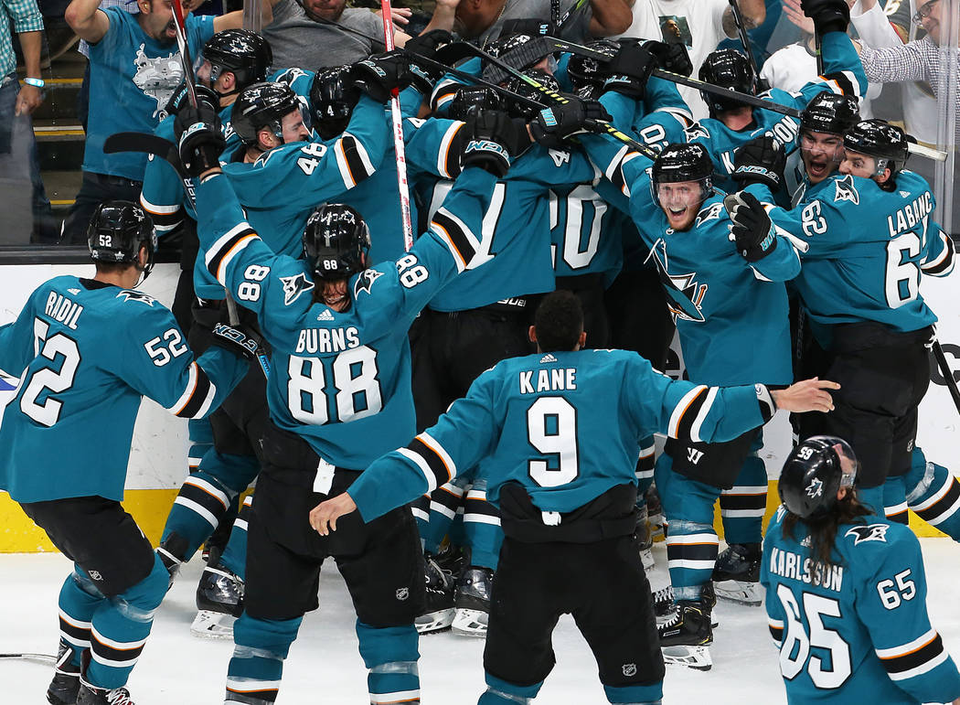 Los San José Sharks celebran después de que el ala derecha, Barclay Goodrow, anotó el gol de ...