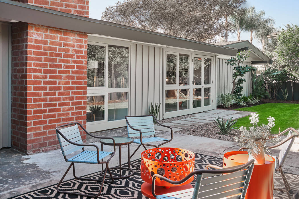 This midcentury ranch features Dunn-Edwards Play on Gray on the exterior and Blackjack trim. (B ...