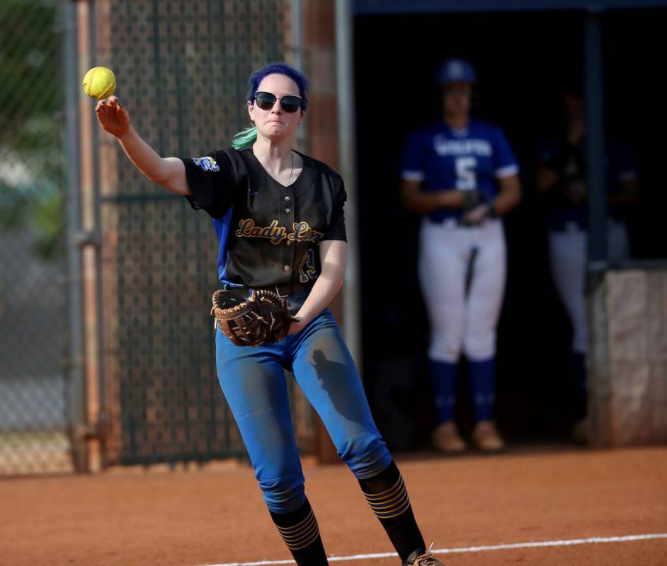 Sierra Vista's Daelynn Hilton (13) in the throws to first base in the first inning of a Desert ...