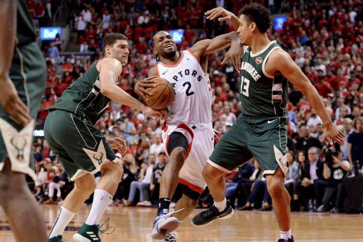 Toronto Raptors forward Kawhi Leonard (2) drives to the net against Milwaukee Bucks center Broo ...