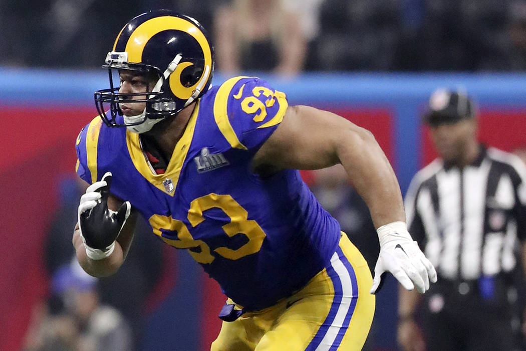 Ndamukong Suh practices with Buccaneers for first time