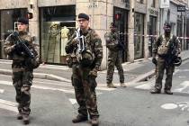 Soldiers of French antiterrorist plan "Vigipirate Mission", secure the access near th ...