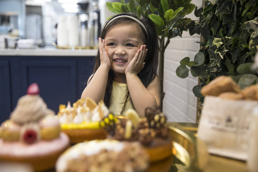 Ava Kasmali, 3 ans, est émerveillée par toutes les propositions de desserts du Saint Honoré le samedi 1er juin...
