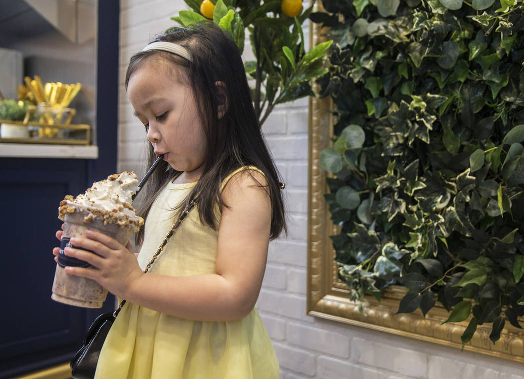 Ava Kassamali, 3 ans, boit un milkshake au Saint Honoré le samedi 1er juin 2019, à Las Vegas.  ...