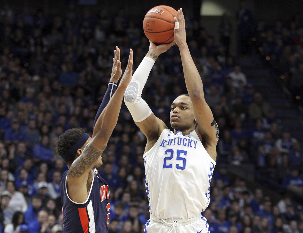 Kentucky's P.J. Washington (25) shoots while pressured by Auburn's Bryce Brown, left, during th ...