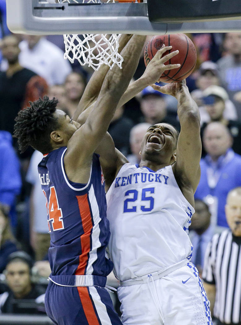 Kentucky's P.J. Washington (25) heads to the basket as Auburn's Anfernee McLemore (24) defends ...