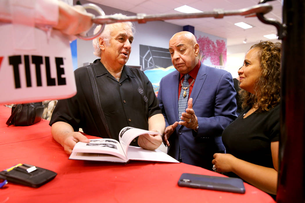 International Boxing Hall of Fame referee Joe Cortez, center, visits with George Joseph, son-in ...