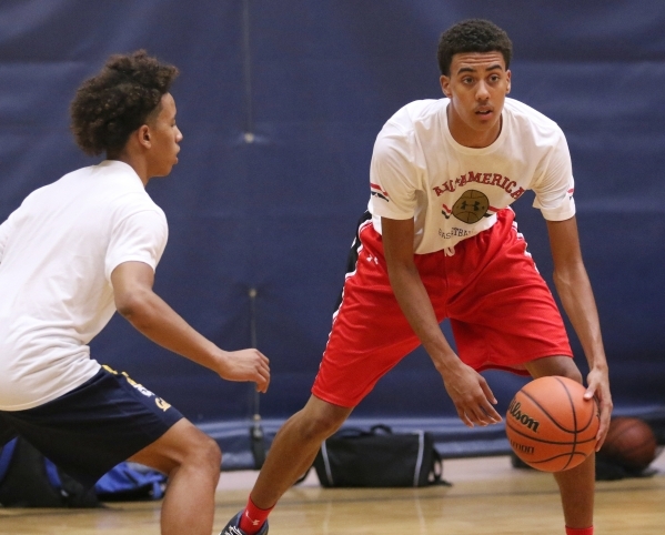 Greg Floyd Jr., right, is guarded by Capri Uzan during a Las Vegas Knicks basketball practic ...