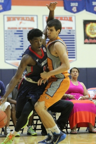 1Nation‘s Josh Jackson (11), left, goes around his opponent in the U17 Las Vegas Fab 4 ...