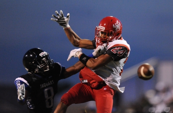 Arbor View defensive back Curtis Jones (24) breaks up a pass intended for Desert Pines wide ...