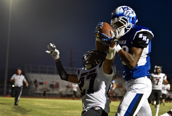 Desert Oasis‘ Angelo Craig (27) gets a hand on the ball as he breaks up a pass to Basi ...