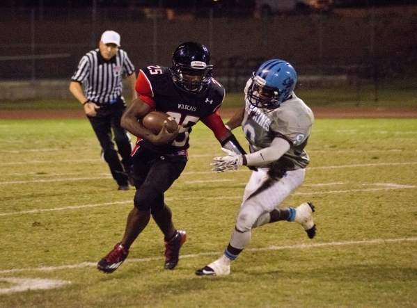 Las Vegas‘ DiQuan Brown (25) attempts to get around Canyon Springs‘ Juwan Felton ...