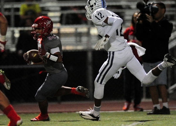 Arbor View running back Morris Jackson rushes for a touchdown on the first play of scrimmage ...