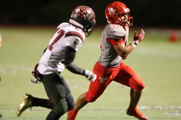 Arbor View‘s Morris Jackson (34) runs the ball against Desert Oasis in the Sunset Regi ...