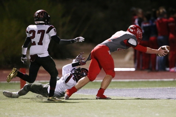Arbor View‘s Andrew Wagner (42) dives for a touchdown against Desert Oasis in the Suns ...