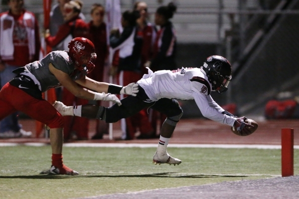 Desert Oasis Zion Jones (6) dives short of a touchdown against Arbor View in the Sunset Regi ...
