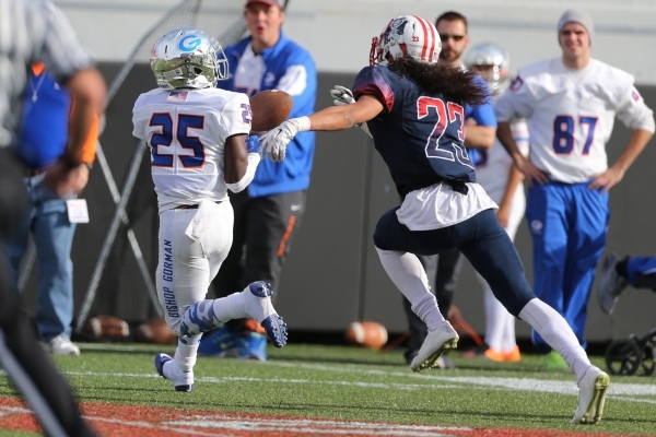 Bishop Gorman‘s Tyjon Lindsey (25) makes a catch for a touchdown against Liberty in th ...
