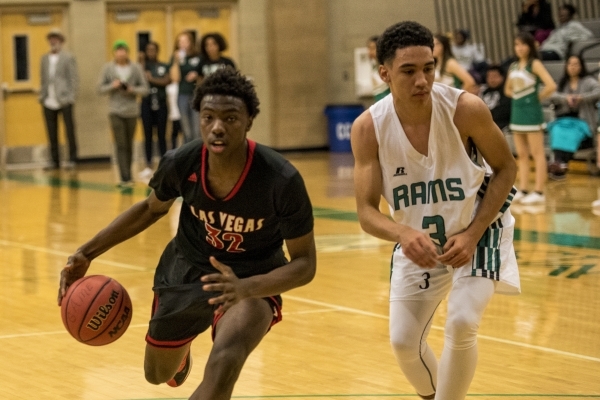 Dartanion Myers (32) of the Las Vegas Wildcats drives past Chris Jackson (3) of the Rancho R ...