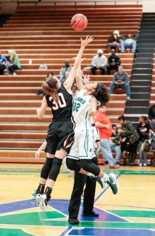 Desert Oasis freshman Sierra Mich‘l (30), left, jumps against Green Valley senior Yami ...