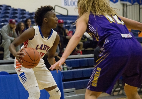 Bishop Gorman‘s Quinece Hatcher (00) looks to pass the ball away from Kennedy Wilkerso ...