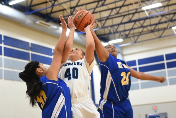 Canyon Springs J‘hane Richardson (40) drives to the hoop against California‘s Mo ...