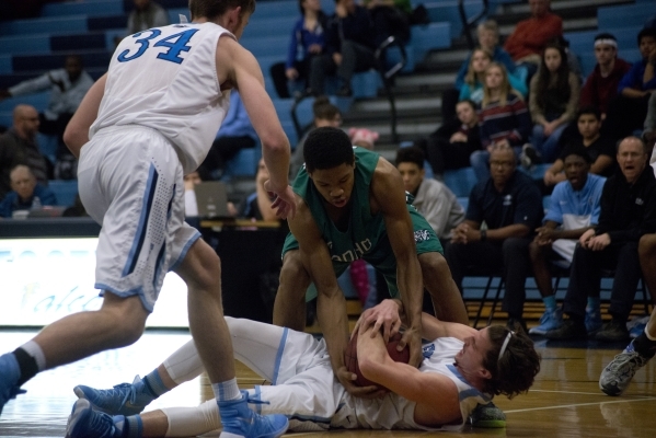 Rancho‘s Lamont Traylor (33) tries to get the ball away from FoothillÃ­s Jeron Bodin ...