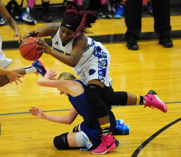 Desert Pines forward See‘Airrah Evans-Collins, center, attempts to pass the ball while ...