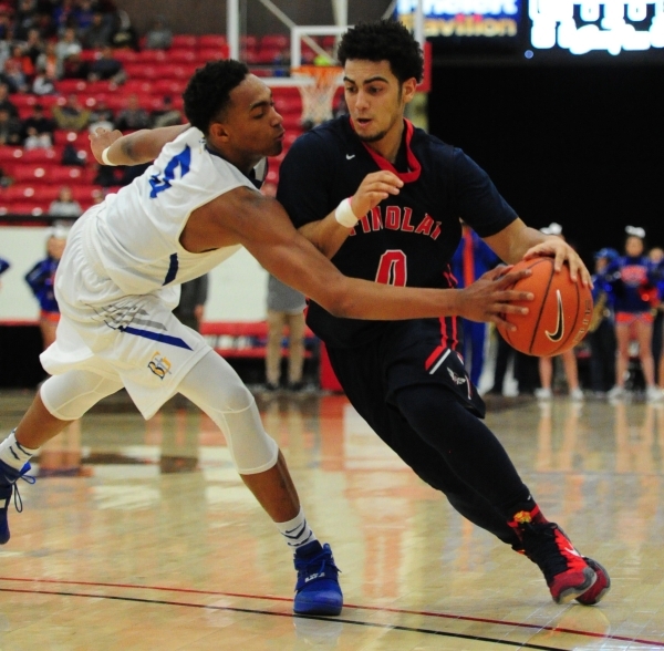 Bishop Gorman guard Chuck O‘Bannon Jr. (5) pokes the ball away from Findlay Prep guard ...