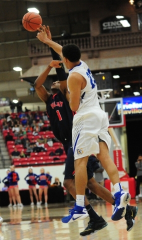Bishop Gorman guard Ryan Kiley (23) passes in front of Findlay Prep guard De‘Von Coope ...