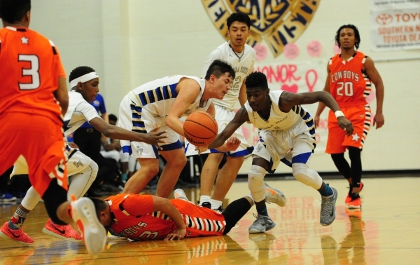 Sierra Vista guards Maka Ellis, center, Kevin Tobie (1) and Calvin Richards, left, scramble ...