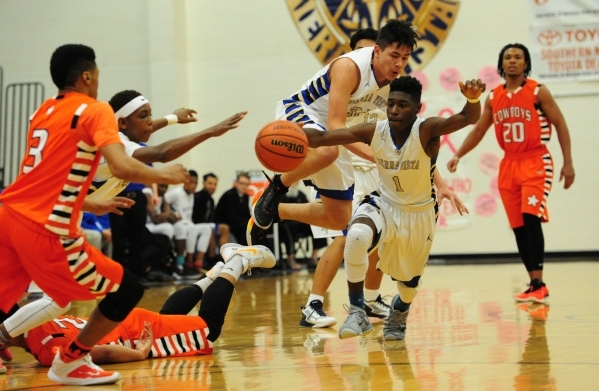 Sierra Vista guards Maka Ellis, center, Kevin Tobie (1) and Calvin Richards, left, scramble ...
