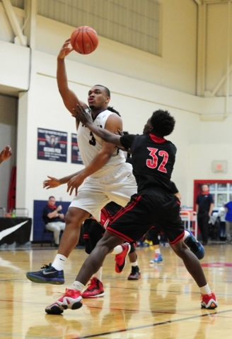 Findlay Prep guard Carlos Johnson (3) passes in front of Las Vegas guard Dartanion Myers (32 ...