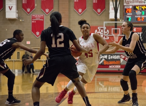Arbor ViewÂ´s Autumn Westmoreland (45) works her way toward the basket during their game a ...