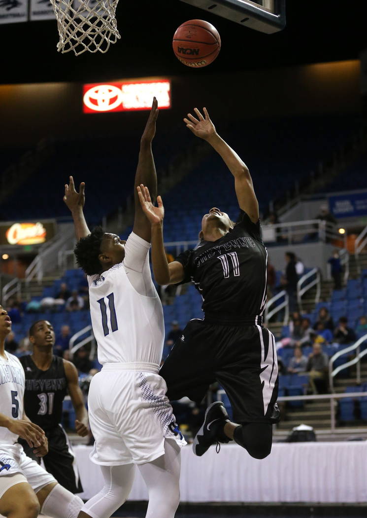 Cheyenne’s Ke’shawn Hall shoots past Desert Pines defender Darius Mitchell durin ...