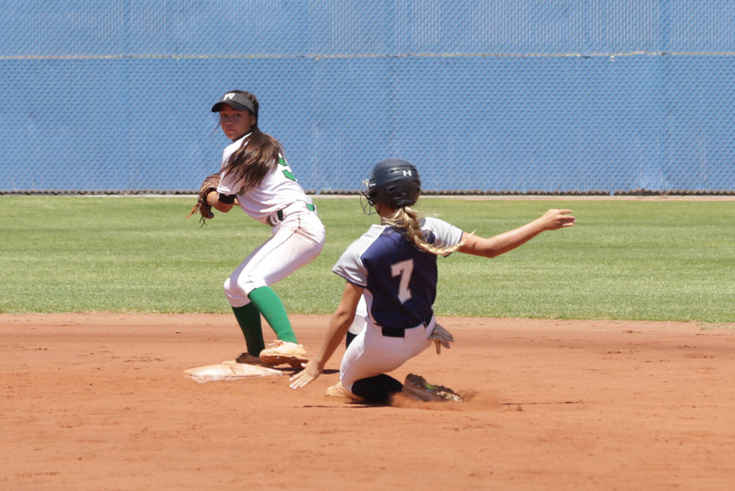 Palo Verdeճ Lauryn Barker (9) goes for a double play as as Shadow Ridgeճ (7) sli ...