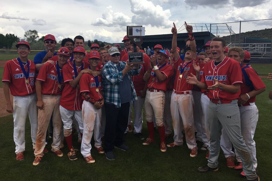 Indian Springs alumnus Donnie Hickman, center, poses with the Indian Springs baseball team h ...