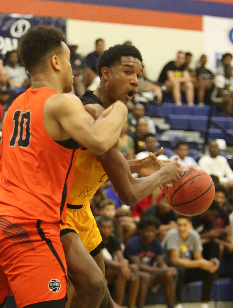 Compton Magic’s Evan Mobley (4) tries to get the ball past Bishop Gorman’s Zoan ...