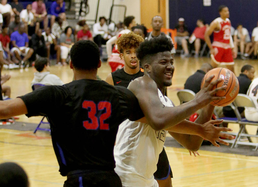 DC Premier’s Makhi Mitchell (15) passes through The Truth’s Carl Lewis (32) at t ...