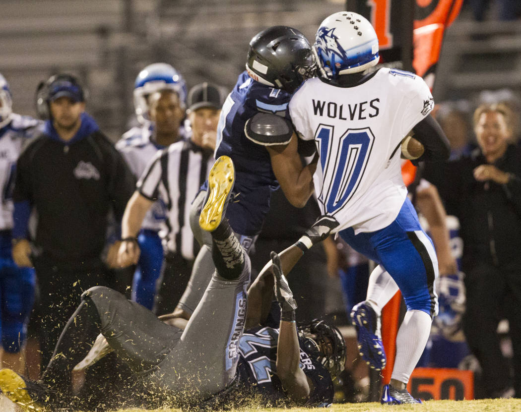 Canyon Spring’s Keyvon Lakes (22) pulls down Basic’s Franco Mays (10) during the ...