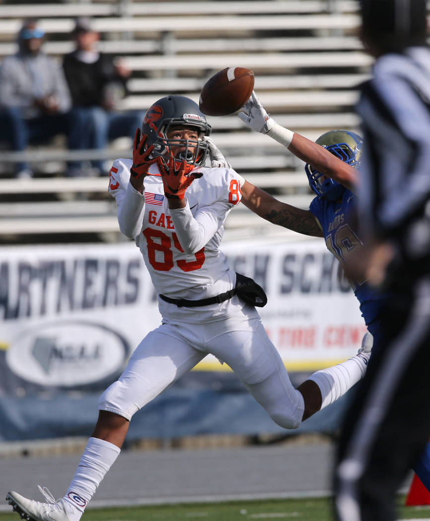 Bishop GormanÕs Rome Odunze tries to make a catch under pressure from ReedÕs Georg ...