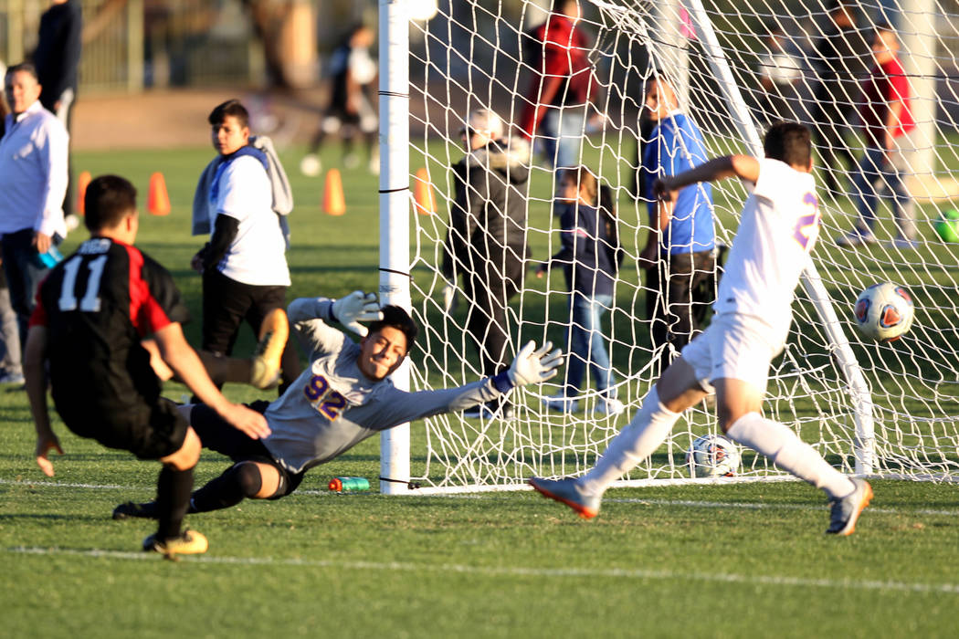 Las Vegas’ Rigo Carrasco (11) scores against Durango’s Jason Sotelo (92) in the ...