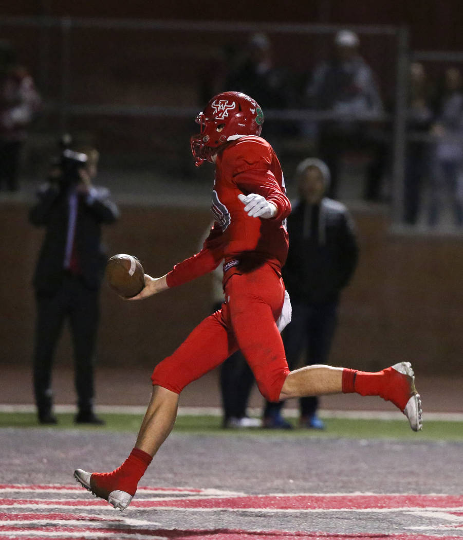 Arbor View’s Logan Bollinger (10) scores the winning touchdown over Arbor View during ...