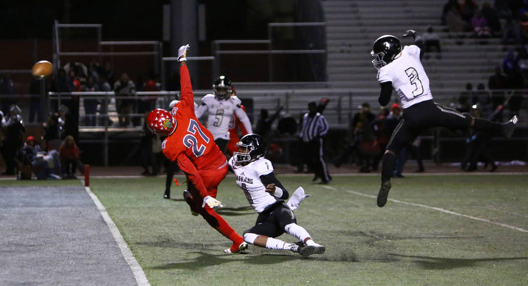Arbor View’s Niles Scafati-Boyce (27) misses a pass while being covered by Desert Pine ...