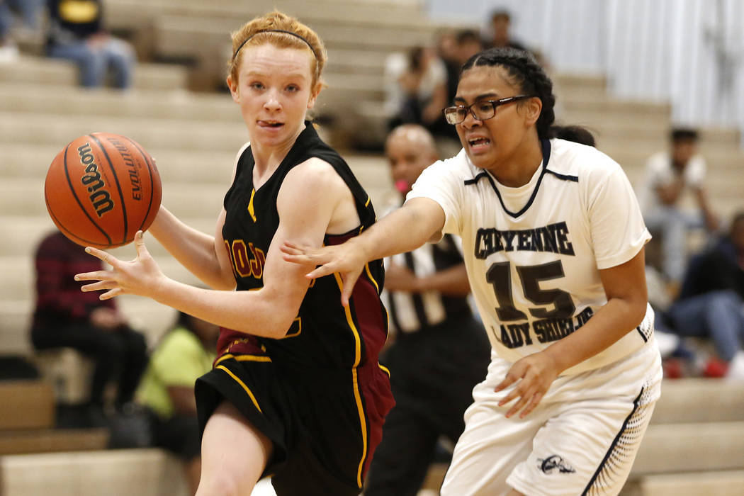 Makayla Gent, left, is one of 11 returnees for Pahrump Valley. Andrea Cornejo/Las Vegas Revi ...