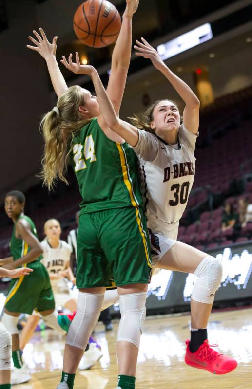 Desert Oasis’ Sierra Mich’l (30) attempts a shot against Brea Olinda’s Ash ...
